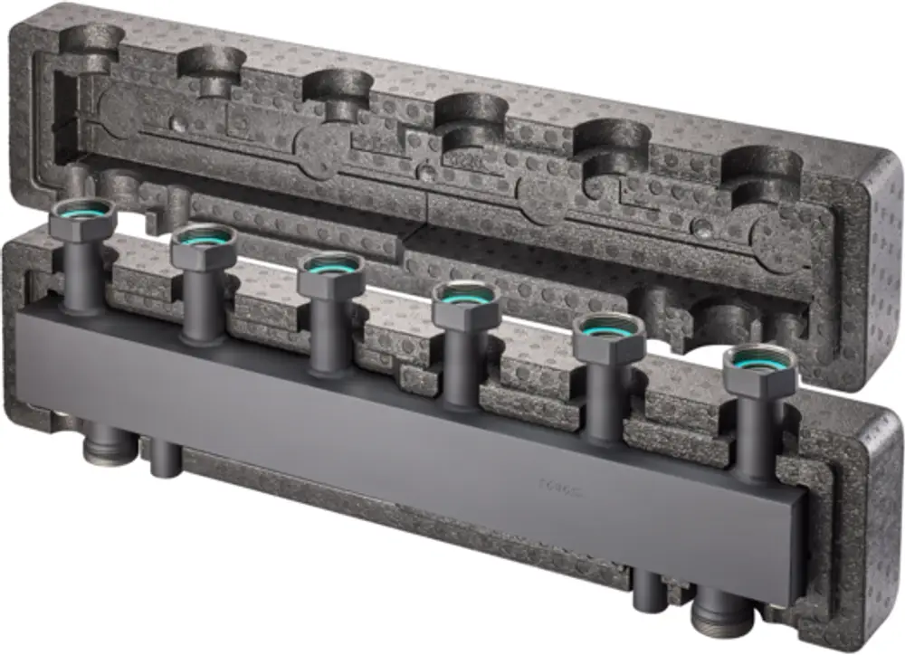 Hydraulische Kombinationseinheit von Oventrop, bestehend aus einem Verteiler mit Wärmedämmung und mehreren Anschlüssen für Heizkreise.